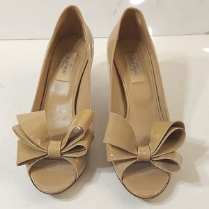 Valentino Garavanni Bow Patent Leather Open Toe Pumps Nude Made In Italy
